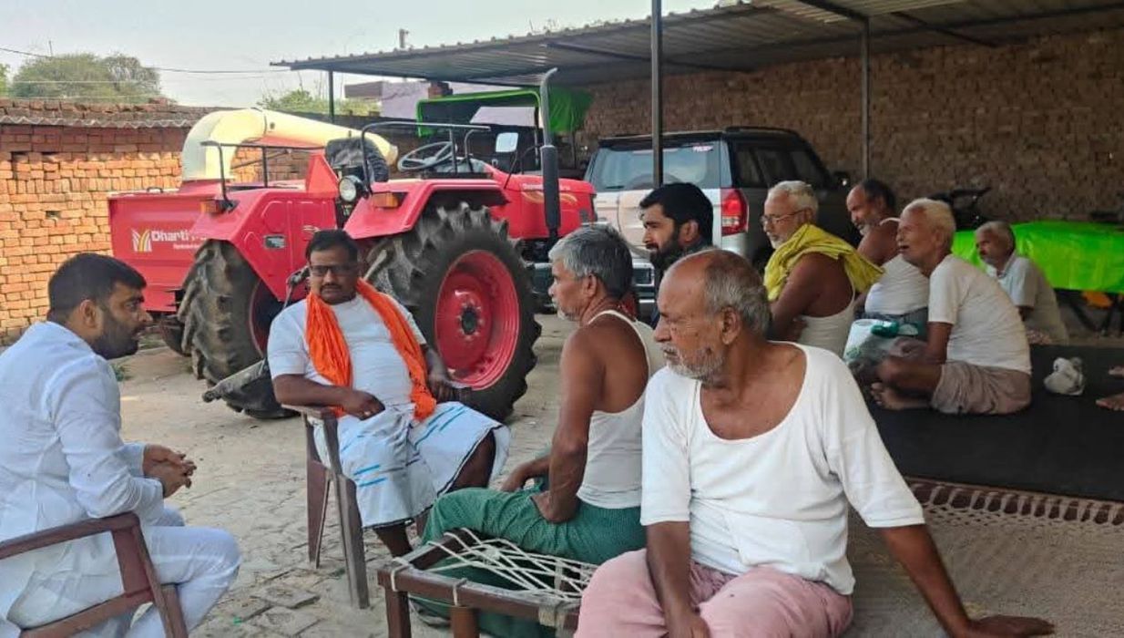 विकास सिंह- पूर्व पैक्स अध्यक्ष गौतम सिंह के पिता के अस्वस्थ होने पर अस्पताल व गांव पहुंचकर जाना हाल