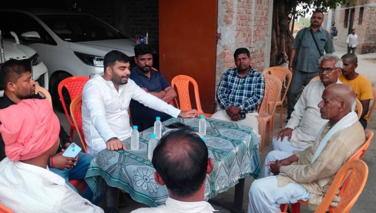विकास सिंह- नउवाझोटी पहुंचकर संतोष कुमार के परिजनों से जताई संवेदना, ग्रामीणों ने किया स्वागत
