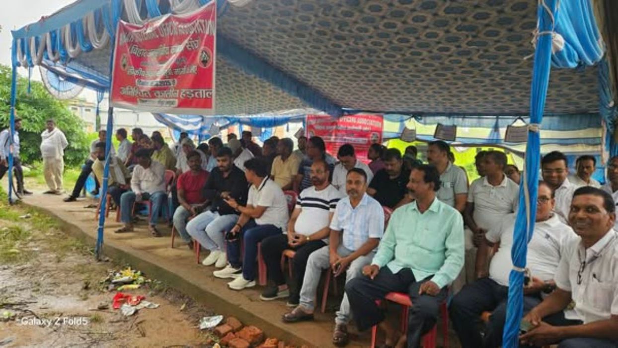 विकास सिंह- लिपिक कर्मचारी संघ द्वारा किया गया हड़ताल