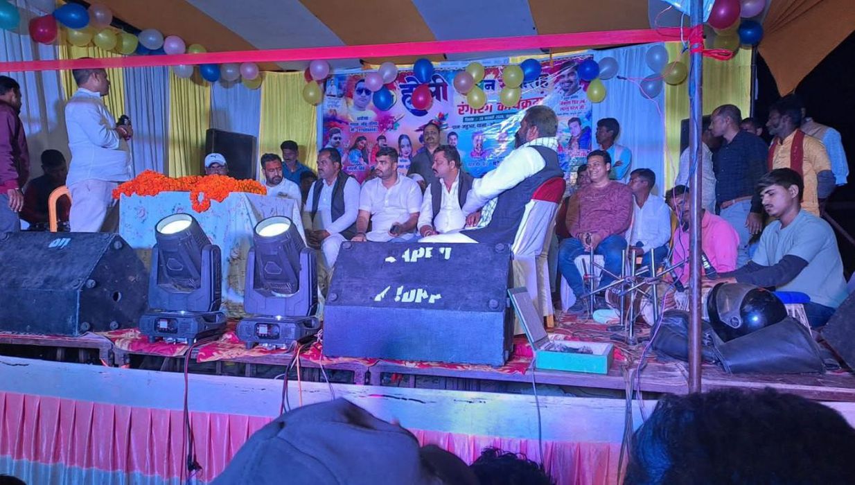 विकास सिंह- भभुआ प्रखंड के महुअत गाँव में आयोजित होली मिलन समारोह का किया उद्घाटन