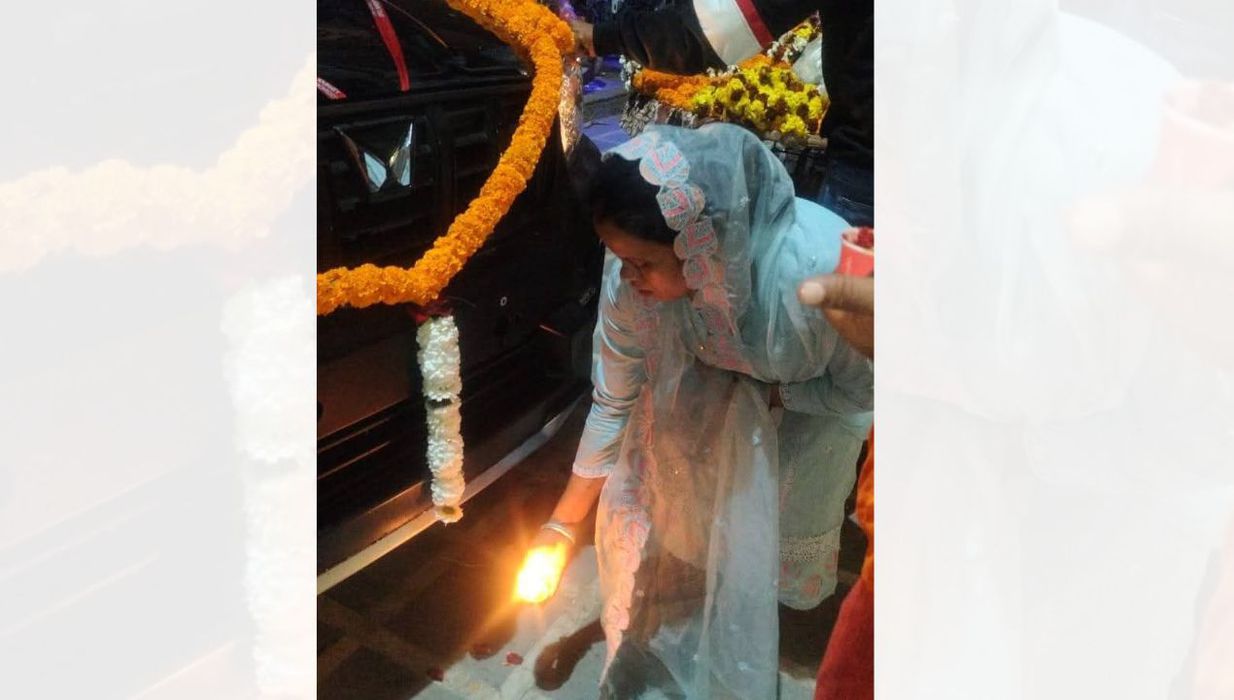 विकास सिंह- मोहनिया की जिला परिषद सदस्य गीता पासी को नई गाड़ी लेने पर दी बधाई