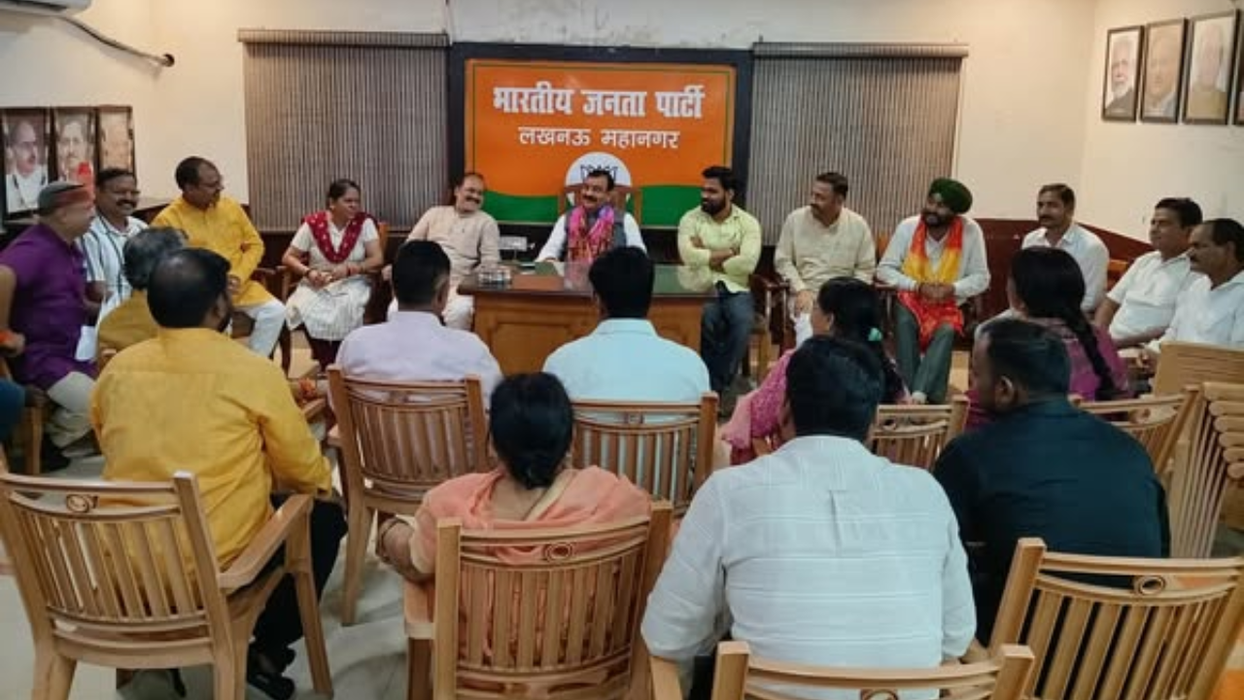 विजय कुमार भुर्जी - महानगर कार्यालय में आगामी संगठनात्मक गतिविधियों पर रणनीतिक संवाद