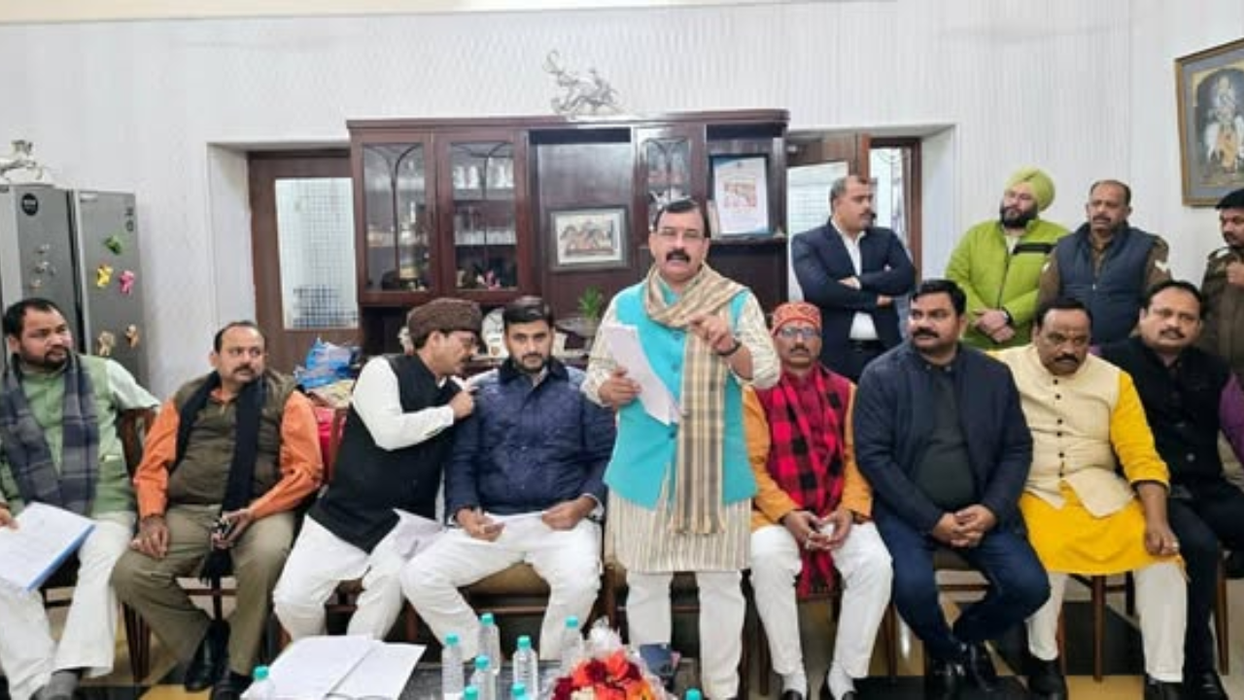 विजय कुमार भुर्जी - विधानसभा में कार्यकर्ताओं के साथ एसआईआर फॉर्म-6 भरवाने की रणनीति पर चर्चा