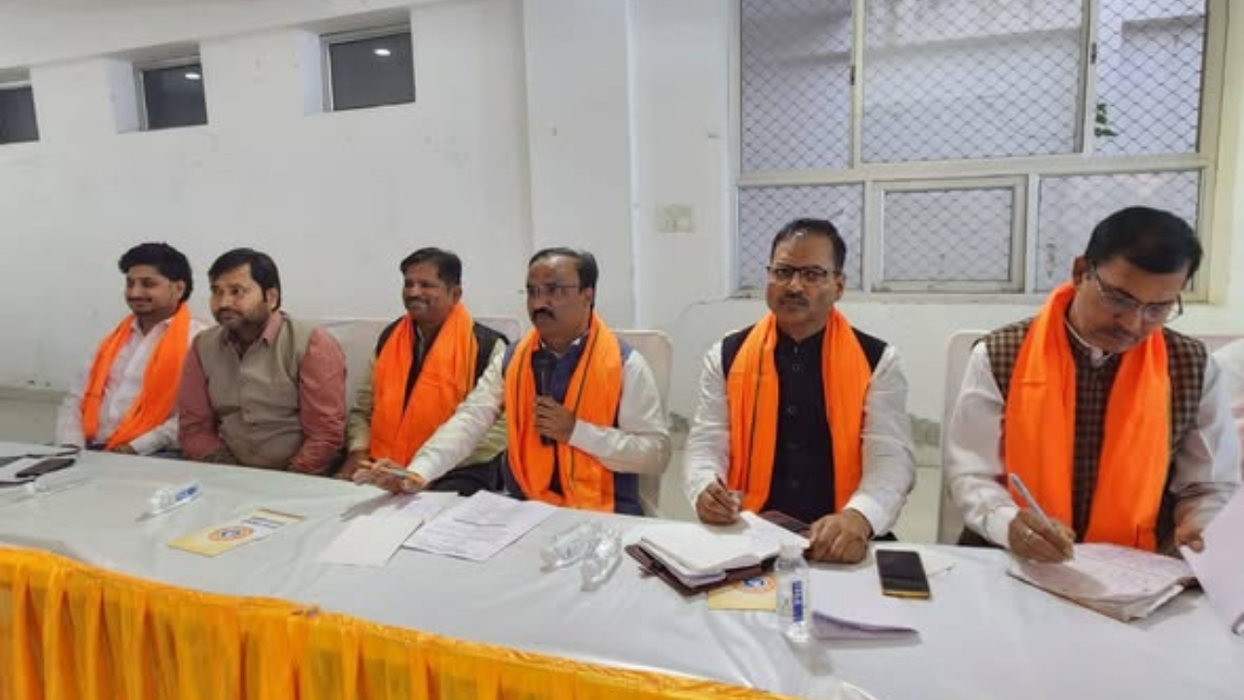 विजय कुमार भुर्जी - विशेष गहन पुनरीक्षण (#SIR) अभियान के अंतर्गत मध्य विधानसभा क्षेत्र में आयोजित BLA-2 एवं बूथ अध्यक्षों की बैठक को संबोधित किया
