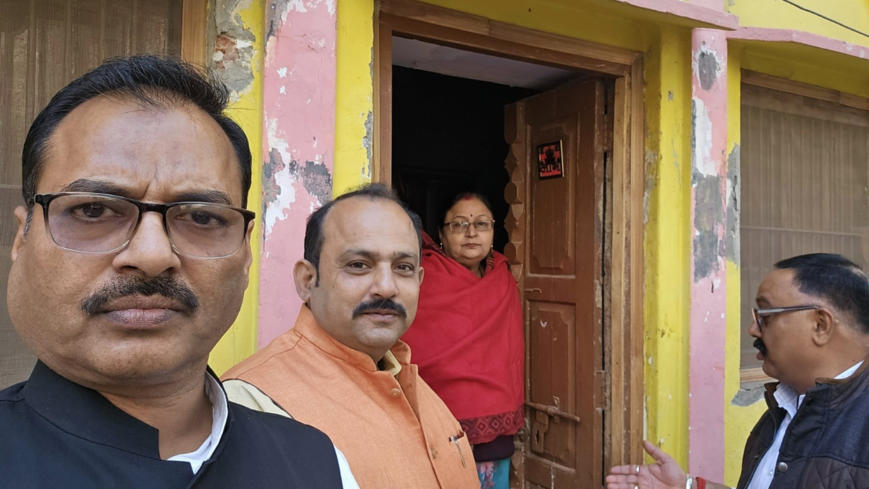 विजय कुमार भुर्जी - सत्यापित मतदाता—सशक्त लोकतंत्र का आधार’: बूथ 207 पर ‘कुंडी खटकाओ अभियान’ के तहत जनसंपर्क