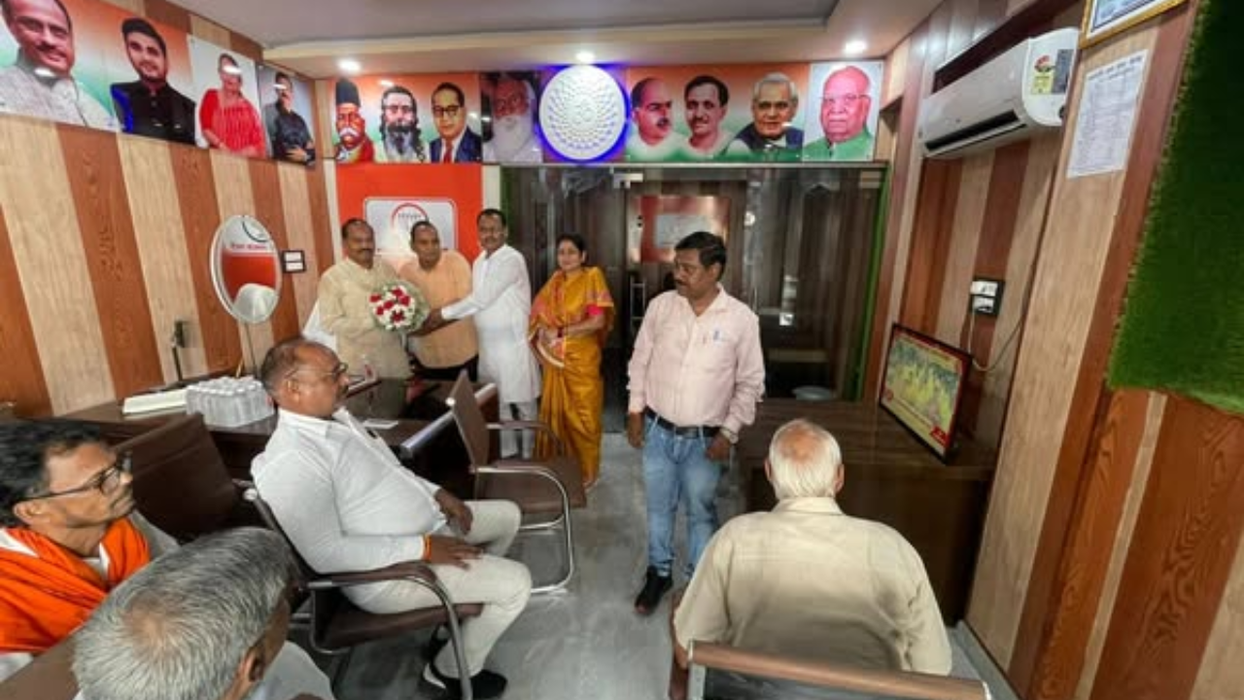 विजय कुमार भुर्जी - प्रधानमंत्री श्री नरेंद्र मोदी जी की “मन की बात” लखनऊ पश्चिम विधानसभा में सुनी