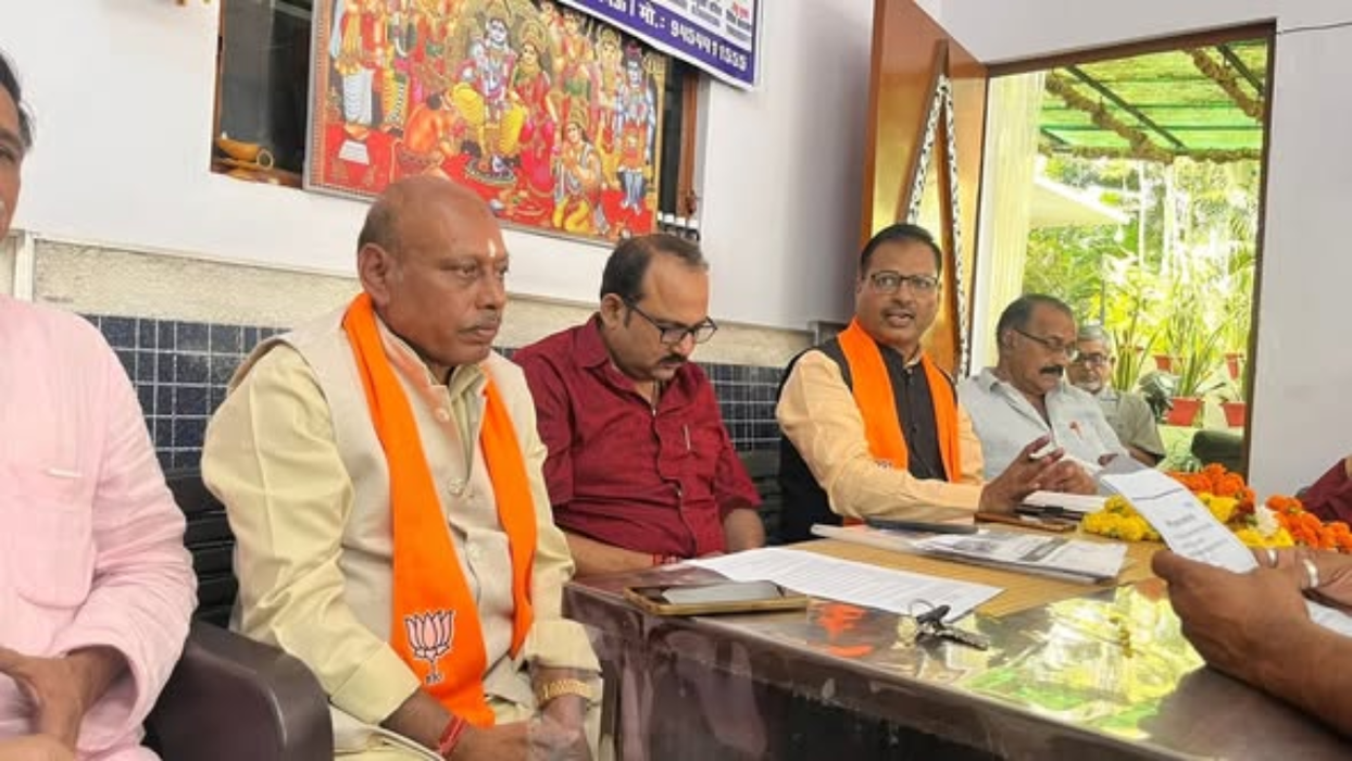 विजय कुमार भुर्जी  - भाजपा लखनऊ महानगर कार्यालय में वक़्फ़ सुधार संगोष्ठी को लेकर तैयारी बैठक आयोजित विजय कुमार भुर्जी - मध्य विधानसभा में SIR विषय पर बैठक — संगठन सशक्तिकरण और विकास की दिशा में सार्थक सहभागिता!
