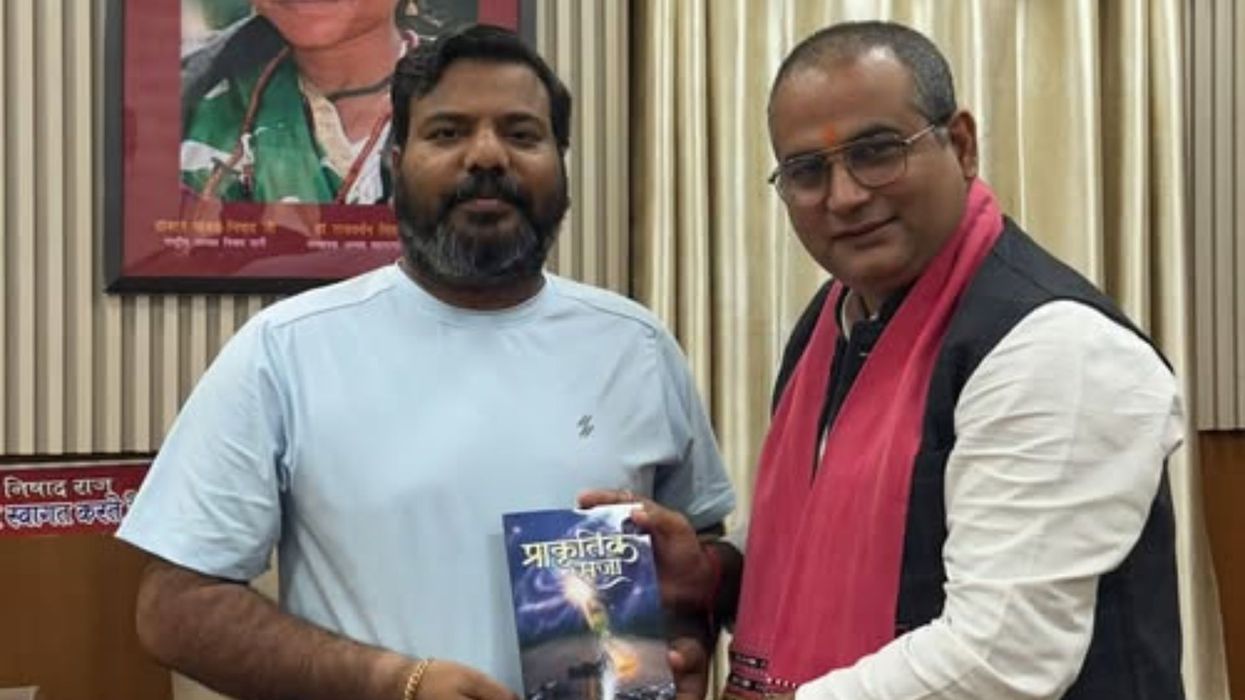 आदरणीय प्रवीण निषाद जी को पुस्तक भेंट करने का सौभाग्य