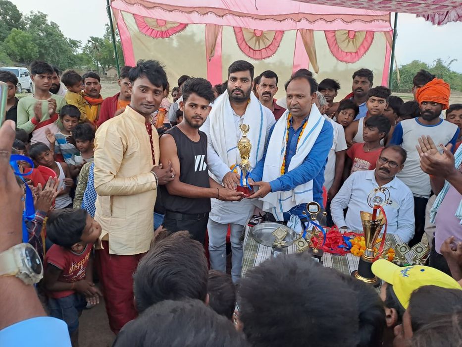 जिला परिषद सदस्य ने क्रिकेट टूर्नामेंट के फ़ाइनल मैच का किया समापन