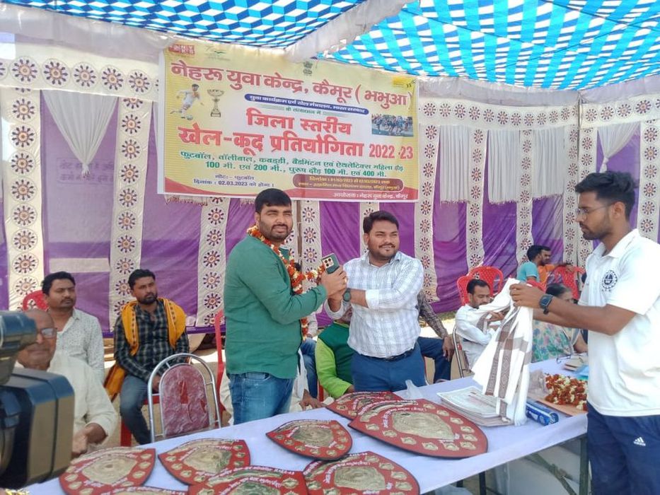 उत्क्रमित मध्य विद्यालय रतवार के खेल मैदान में आयोजित हुई दो दिवसीय खेलकूद प्रतियोगिता