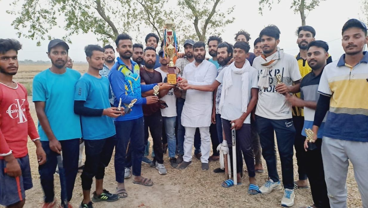 भभुआ प्रखंड के मोकरी गाँव मे मोकरी प्रीमियर लीग चार दिवसिय क्रिकेट टूनामेंट के फ़ाइनल मे उद्घाटन करने पहुँचे जिला परिषद सदस्य विकास सिंह उर्फ़ लल्लु पटेल
