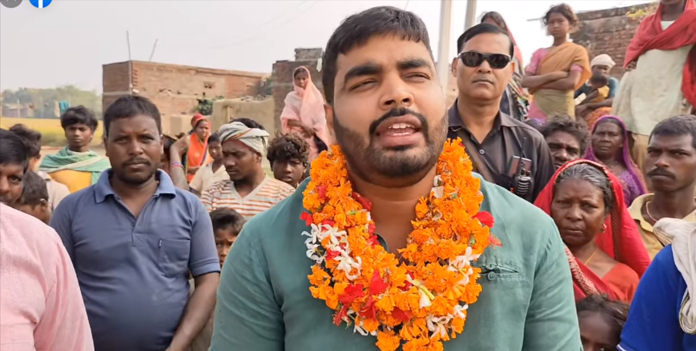 ग्रामीण जनता के आग्रह पर चबूतरे का हुआ निर्माण, जिला पार्षद ने किया उद्घाटन