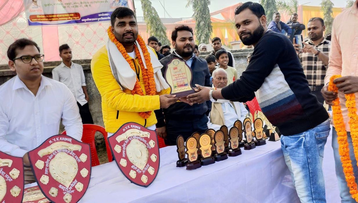 जिला परिषद सदस्य ने खेलकूद प्रतियोगिता का किया शुभारंभ, बच्चों का उत्साह बढ़ाया