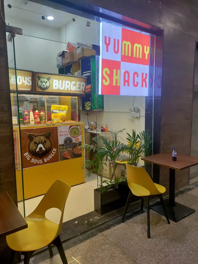 Compact glass-front YummyShack outlet with yellow seating