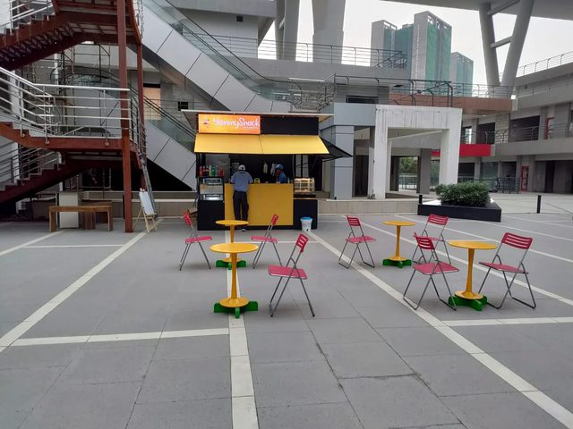 YummyShack campus kiosk with tables and chairs